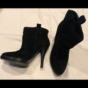 BCBG LIKE NEW! ankle boot bootie black suede